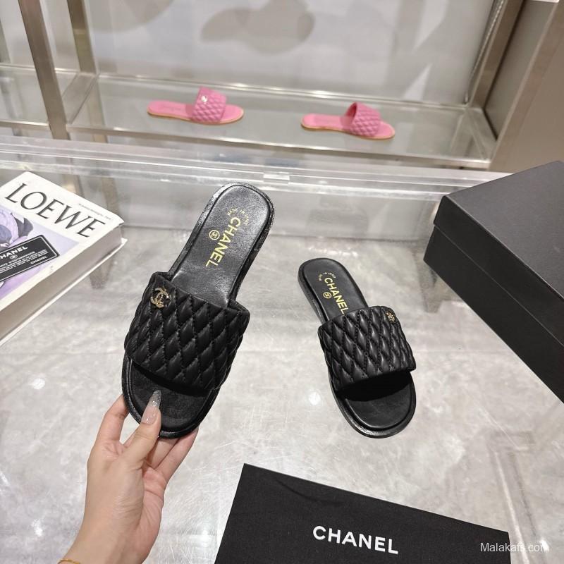 2025 Slippers Chanel Black Quilted Leather Slippers
