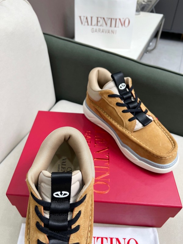 VALENTINO RUNBOOT Mid-Top Sneakers with Urban Casual Design - AS00380