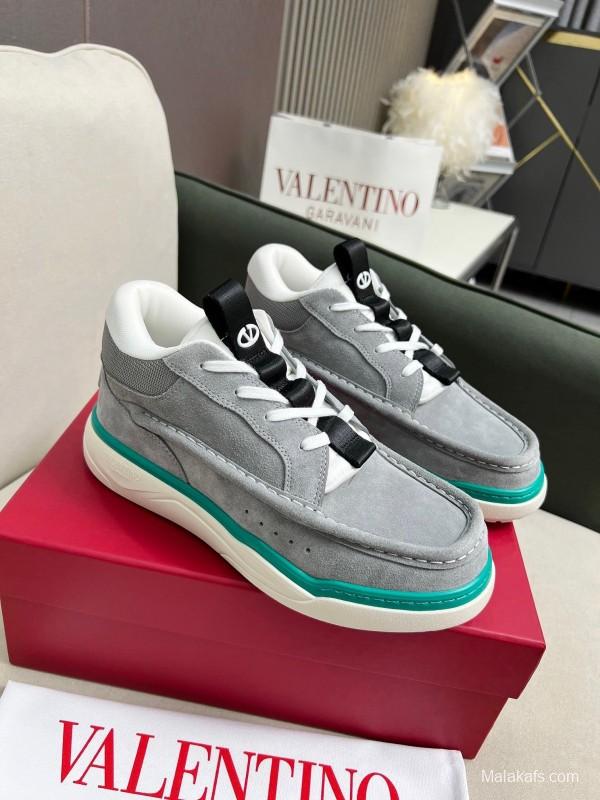 VALENTINO RUNBOOT Mid-Top Athletic Shoes with Urban Casual Design - AS00380