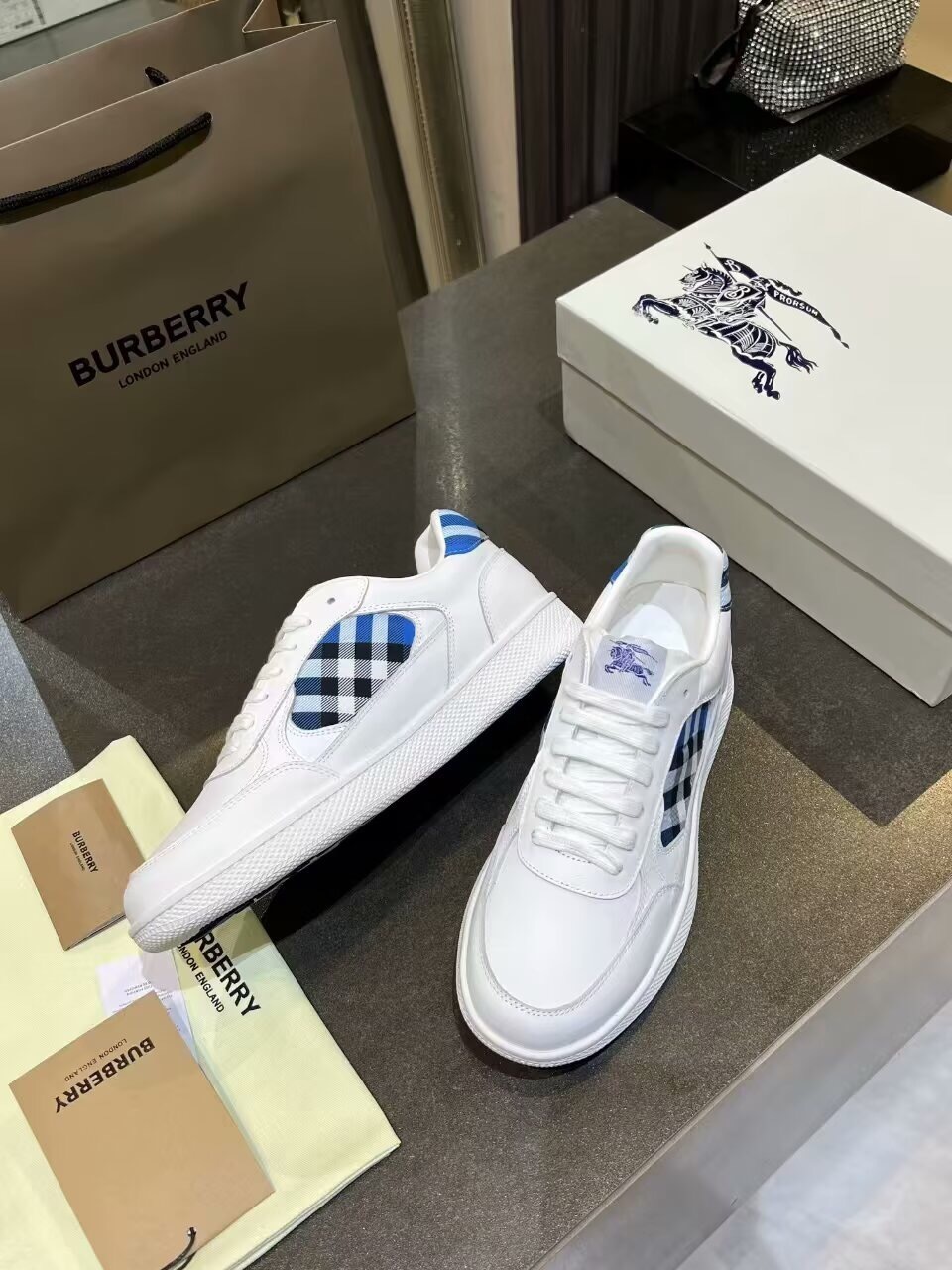 Burberry 2025/SS Italian-Made Sneakers with Equestrian Knight Design Label - KFY00300