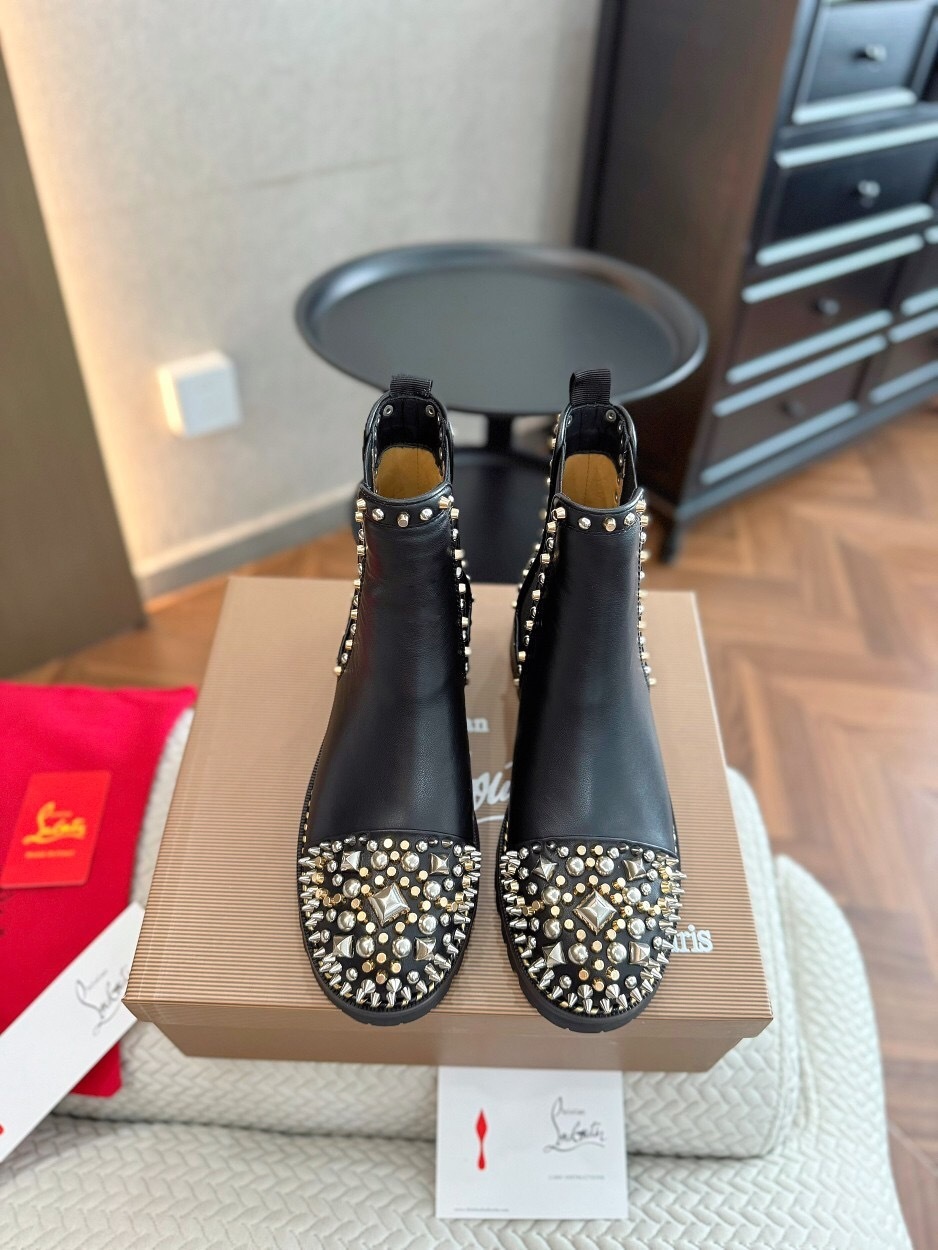 Christian Louboutin Fall/Winter 2025 Classic Ankle Boots with Studded Toe and Dual-Color Sole - LY00350