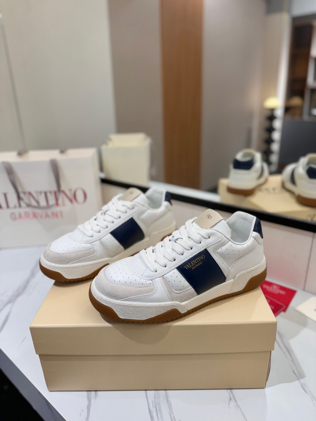 VALENTINO 2025 SS Casual Sneakers with Large V Hook-and-Loop Design - AS00370