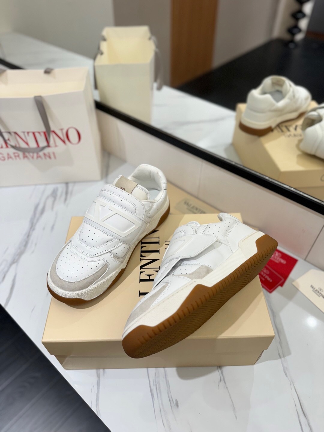 VALENTINO 2025 SS Casual Sneakers with V-Strap Design - AS00410